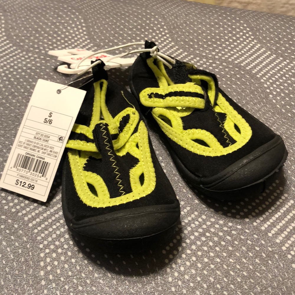NWT cat & jack water shoes